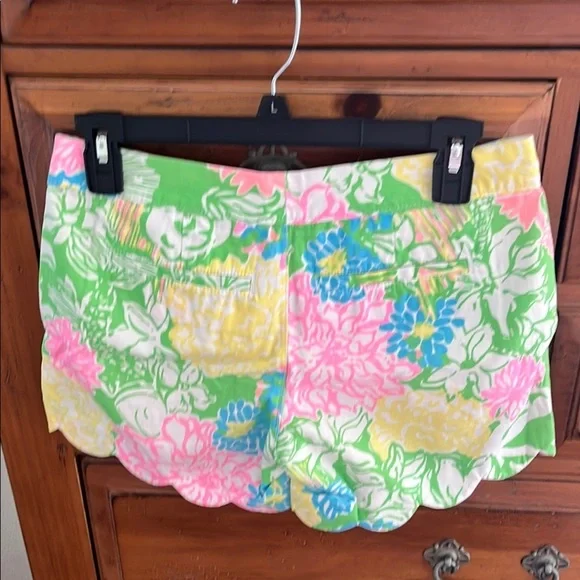 Lily Pulitzer Green and Pink Buttercup Shorts with Scalloped Hems EUC - Picture 4 of 11